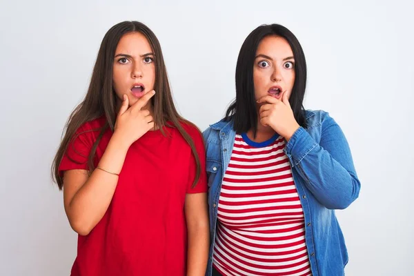 Jovens Mulheres Bonitas Vestindo Roupas Casuais Sobre Fundo Branco Isolado — Fotografia de Stock