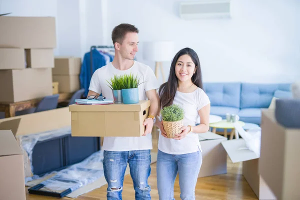 Joven Hermosa Pareja Sentada Suelo Nuevo Hogar Alrededor Cajas Cartón — Foto de Stock