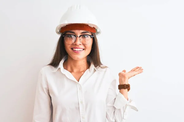 Ung Vacker Arkitekt Kvinna Bär Hjälm Och Glasögon Över Isolerad — Stockfoto