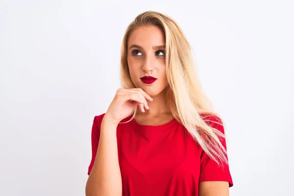 Giovane Bella Donna Indossa Rosso Casual Shirt Piedi Sopra Isolato — Foto Stock