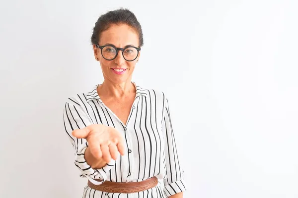 Middelbare Leeftijd Zakenvrouw Dragen Gestreepte Jurk Bril Geïsoleerde Witte Achtergrond — Stockfoto