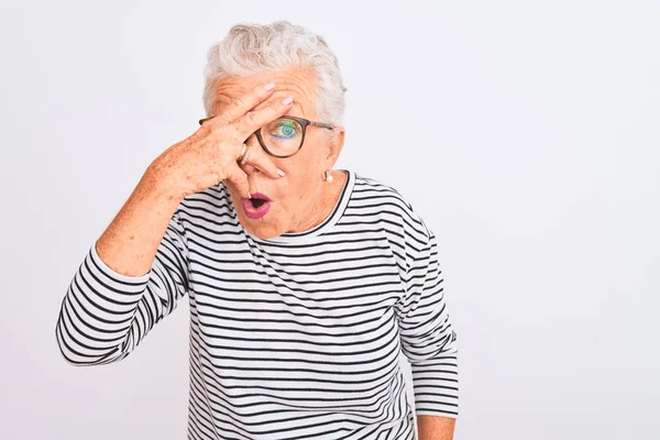 Ältere Grauhaarige Frau Mit Gestreifter Marine Shirt Brille Über Isoliertem — Stockfoto