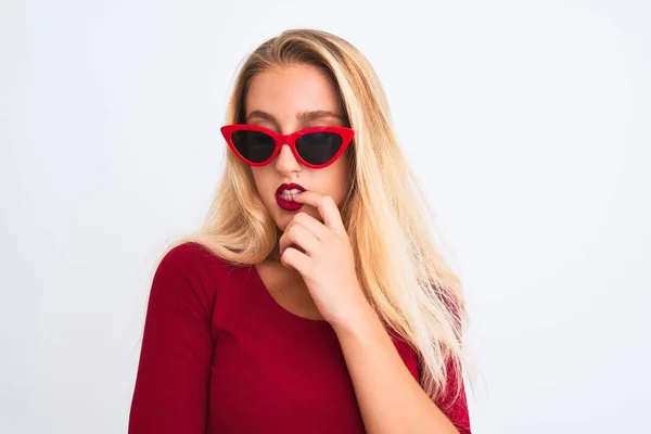 Jovem Mulher Bonita Vestindo Camiseta Vermelha Óculos Sol Sobre Fundo — Fotografia de Stock