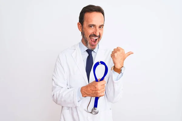 Lekarz Średnim Wieku Mężczyzna Nosi Płaszcz Trzymając Stetoskop Odizolowanym Białym — Zdjęcie stockowe