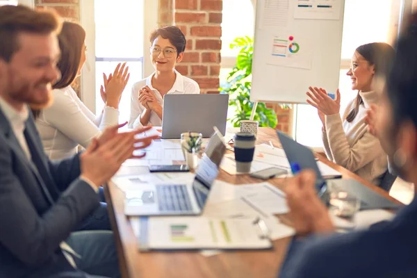 Grupo Trabajadores Negocios Sonriendo Felices Confiados Trabajando Juntos Con Sonrisa — Foto de Stock