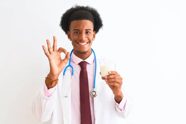 Joven Afroamericano Doctor Hombre Beber Vaso Leche Sobre Aislado Blanco — Foto de Stock