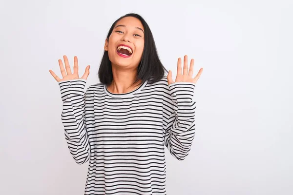 Joven Mujer China Con Camiseta Rayas Pie Sobre Fondo Blanco — Foto de Stock