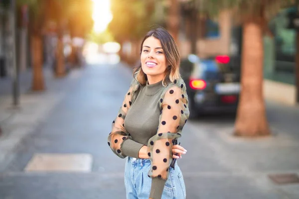 Jovem Mulher Bonita Sorrindo Feliz Confiante Andando Rua Cidade — Fotografia de Stock