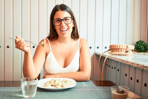 Молода Красива Жінка Сидить Ресторані Насолоджуючись Літніми Канікулами Їдять Макарони — стокове фото