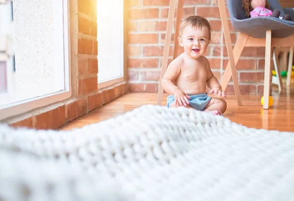Anaokulunda Battaniyeye Oturmuş Gülümseyen Güzel Bir Bebek — Stok fotoğraf