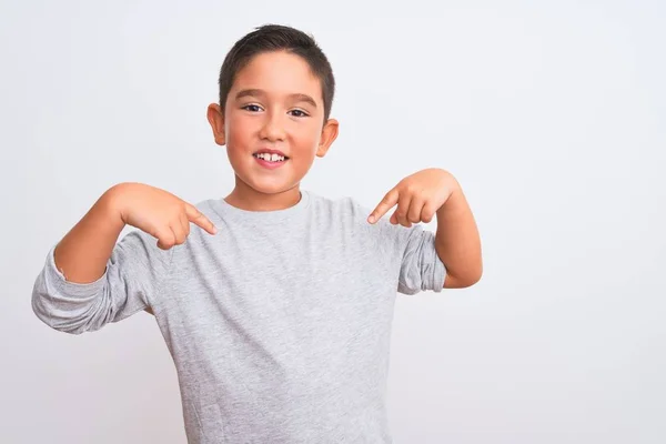 Vacker Pojke Bär Grå Casual Shirt Stående Över Isolerad Vit — Stockfoto