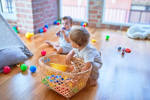 Hermosos Niños Jugando Alrededor Montón Juguetes Jardín Infantes —  Fotos de Stock