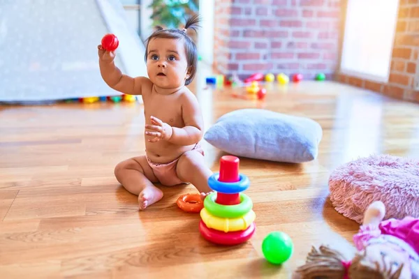 Schönes Kleinkind Freut Sich Kindergarten Über Buntes Spielzeug — Stockfoto