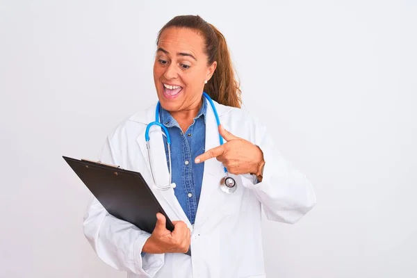 Médico Maduro Idade Média Mulher Segurando Prancheta Sobre Fundo Isolado — Fotografia de Stock