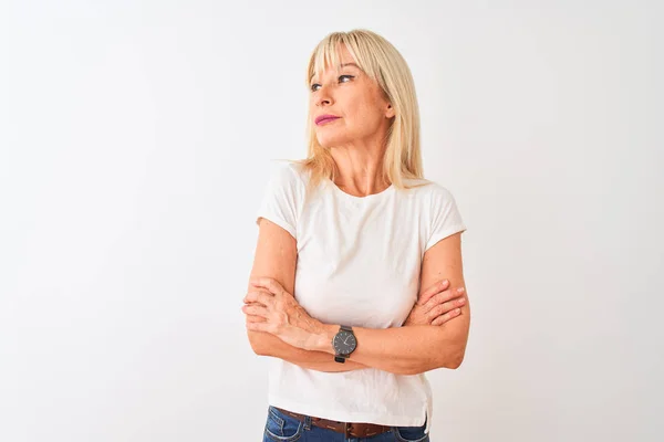 Frau Mittleren Alters Lässigem Shirt Steht Vor Isoliertem Weißen Hintergrund — Stockfoto
