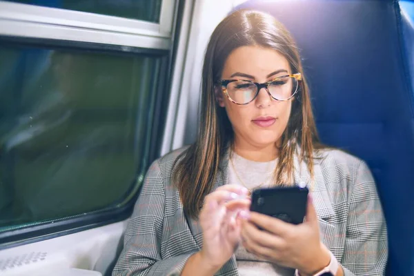 Joven Hermosa Mujer Sonriendo Feliz Confiado Sentado Con Una Sonrisa — Foto de Stock