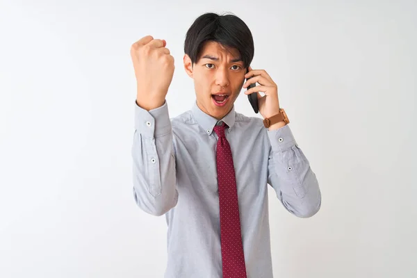 Chinesischer Geschäftsmann Mit Krawatte Spricht Auf Dem Smartphone Vor Isoliertem — Stockfoto