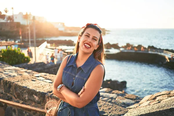 Mooie Jonge Vrouw Wandelen Strand Promenade Genieten Van Uitzicht Oceaan — Stockfoto