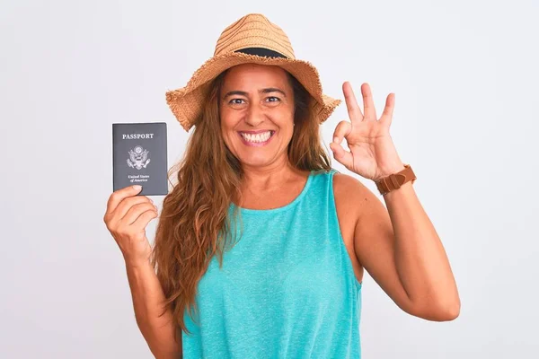 中世の成熟した観光の女性は 指でOkサインを行う孤立した背景に米国のパスポートを保持し 優れたシンボル — ストック写真