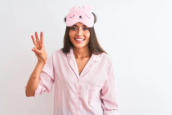 Jovem Mulher Bonita Usando Máscara Sono Pijama Sobre Fundo Branco — Fotografia de Stock