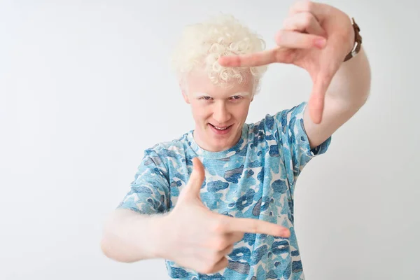 Ung Albino Blond Man Bär Casual Shirt Stående Över Isolerade — Stockfoto