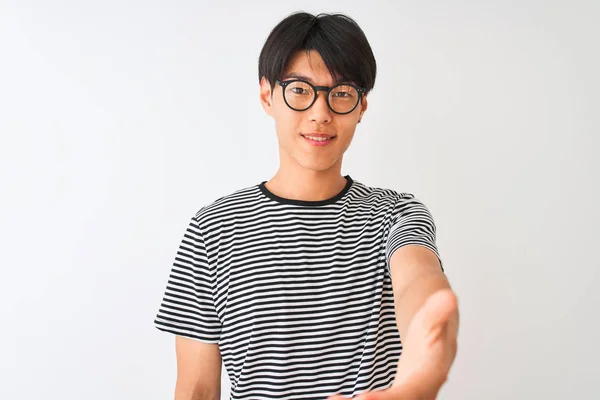 Hombre Chino Con Gafas Camiseta Rayas Marina Pie Sobre Fondo — Foto de Stock