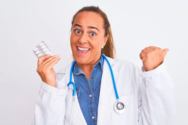 Středního Věku Starší Lékař Žena Ukazuje Léky Předpis Přes Izolované — Stock fotografie