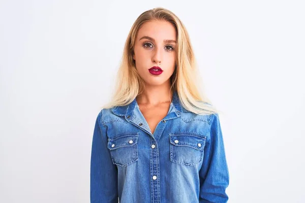 Jovem Mulher Bonita Vestindo Camisa Jeans Casual Sobre Fundo Branco — Fotografia de Stock