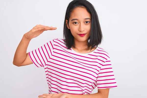 Jonge Chinese Vrouw Draagt Gestreepte Shirt Staan Geïsoleerde Witte Achtergrond — Stockfoto