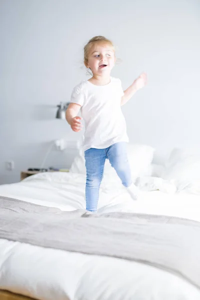 Mooie Peuter Kind Meisje Springen Het Bed — Stockfoto