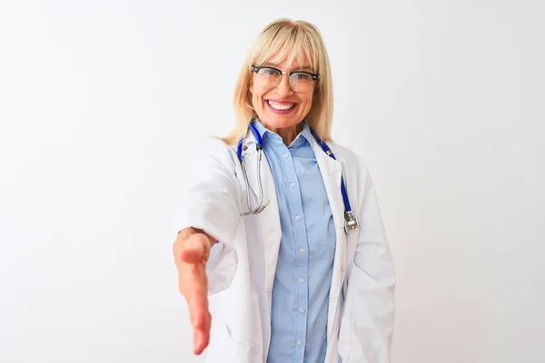 Middelbare Leeftijd Arts Vrouw Met Een Bril Stethoscoop Geïsoleerde Witte — Stockfoto