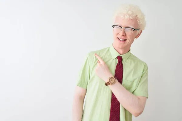 Ung Albino Affärsman Bär Skjorta Och Slips Stående Över Isolerade — Stockfoto