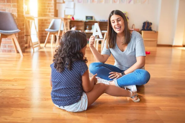 Hermosa Maestra Enseñando Alfabeto Estudiante Niña Jardín Infantes —  Fotos de Stock