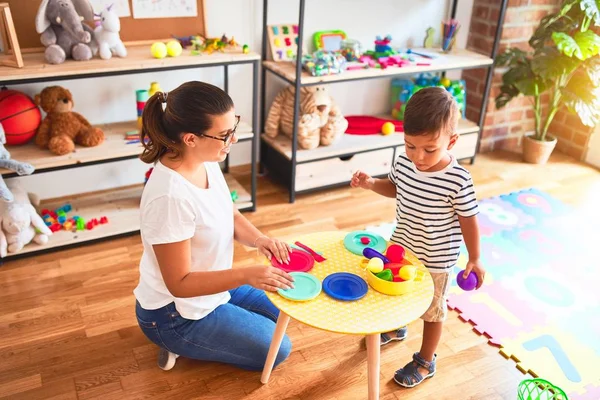 Schöner Kleinkind Junge Sitzt Auf Puzzle Spielen Mit Plastiktellern Obst — Stockfoto