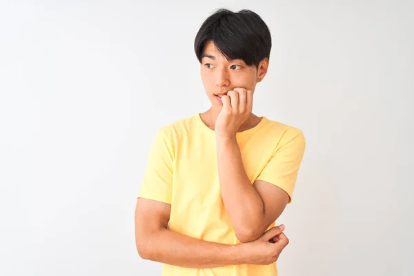 Homem Chinês Vestindo Camiseta Casual Amarela Sobre Fundo Branco Isolado — Fotografia de Stock