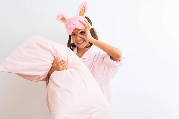 Dítě Dívka Sobě Spánkové Masky Pyžama Drží Polštář Přes Izolované — Stock fotografie