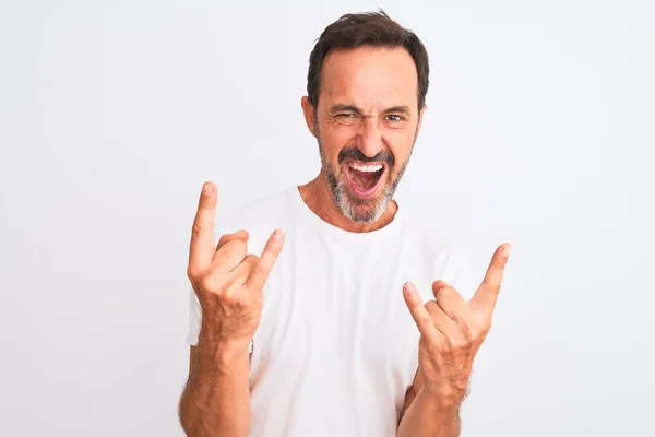 Homem Bonito Meia Idade Vestindo Camiseta Casual Sobre Fundo Branco — Fotografia de Stock