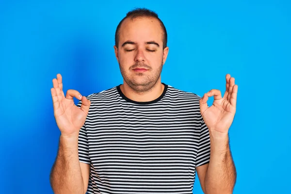 Joven Hombre Vistiendo Rayas Camiseta Azul Marino Pie Sobre Fondo — Foto de Stock