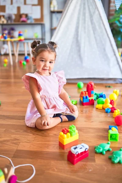 Joven Niño Hermoso Sentado Suelo Jugando Con Bloques Construcción Kindergaten — Foto de Stock