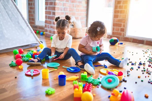 Entzückende Kleinkinder Spielen Mahlzeiten Mit Plastikfutter Und Besteck Kindergarten — Stockfoto