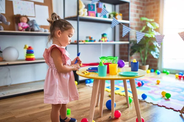 Joven Hermoso Niño Jugando Con Cubiertos Juguetes Comida Mesa Kindergaten — Foto de Stock