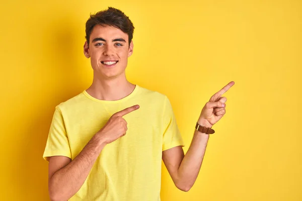 Teenager Junge Mit Gelbem Shirt Über Isoliertem Hintergrund Lächelt Und — Stockfoto