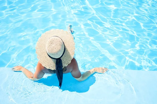 Giovane Donna Bella Sexy Nuoto Piscina Resort Vacanza Prendere Sole — Foto Stock