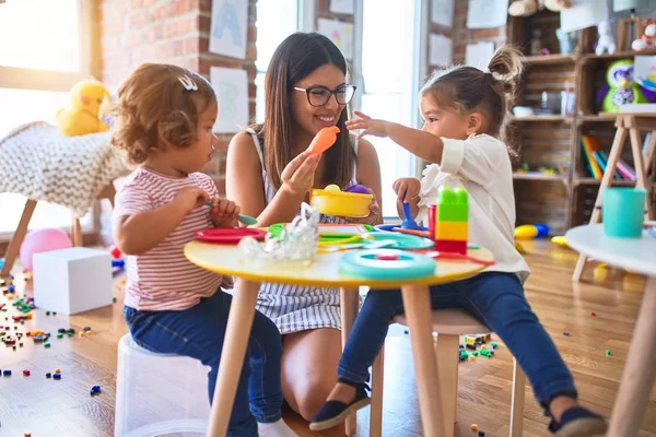 Jonge Mooie Leraar Peuters Spelen Maaltijden Met Behulp Van Plastic — Stockfoto