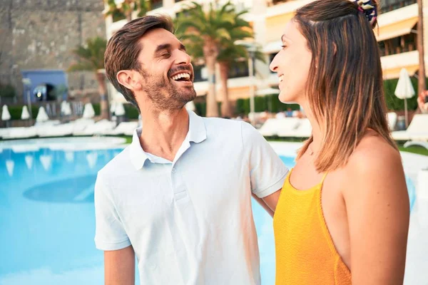 Joven Hermosa Pareja Vacaciones Sonriendo Feliz Confiado Pie Con Sonrisa — Foto de Stock