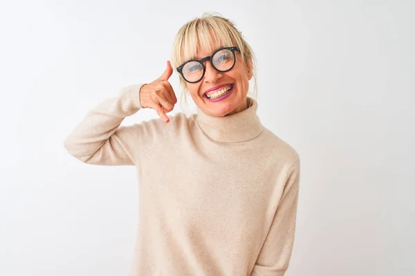 Mulher Meia Idade Vestindo Camisola Gola Alta Óculos Sobre Fundo — Fotografia de Stock