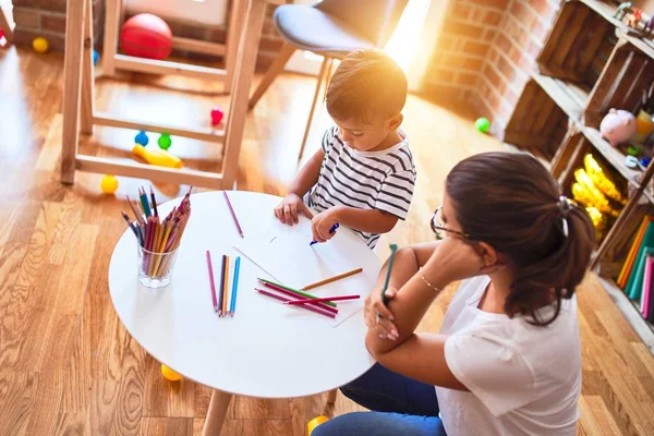 Beautiful Teacher Toddler Boy Drawing Draw Using Colored Pencils Kindergarten — Stock Photo, Image