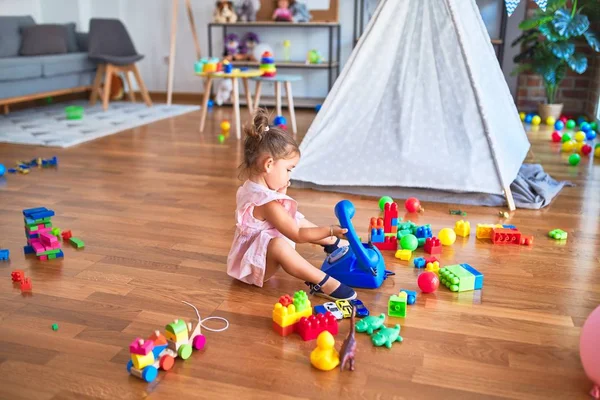 Jovem Linda Criança Sentada Chão Brincando Com Telefone Vintage Kindergaten — Fotografia de Stock