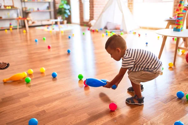 Vackra Barn Pojke Spelar Bowling Dagis — Stockfoto