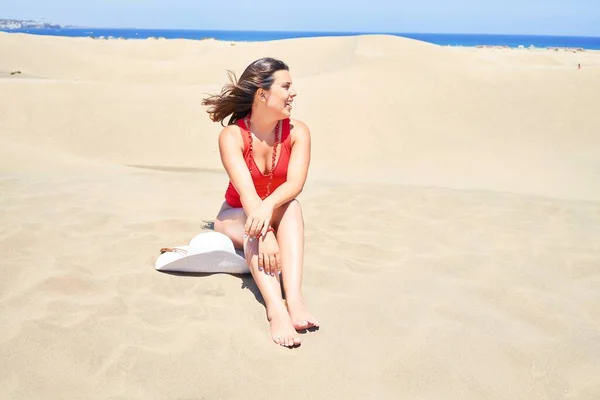 Jovem Bela Mulher Tomando Banho Sol Sentado Areia Usando Maiô — Fotografia de Stock